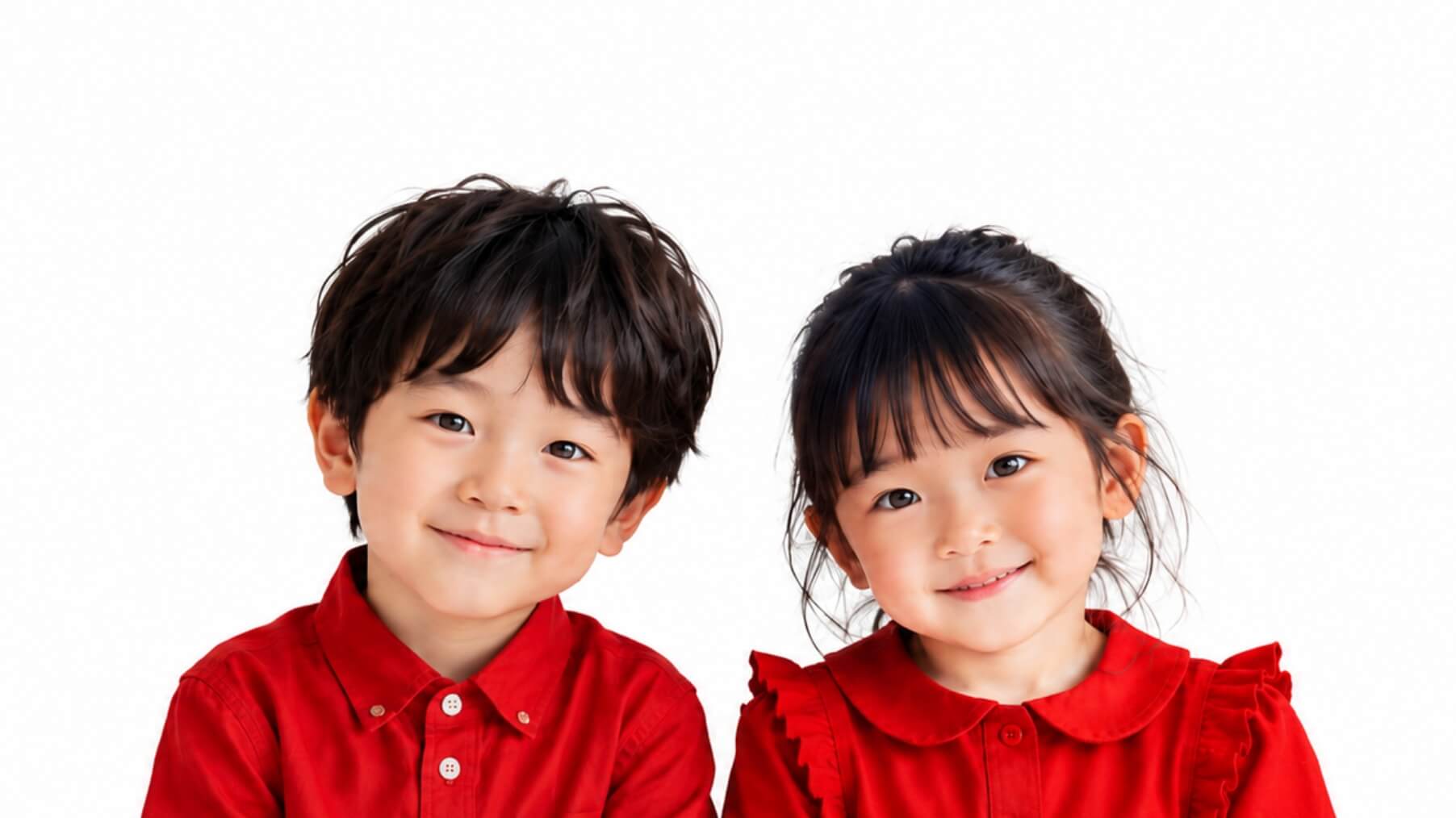 白い服を着た男女2名のモデルが笑顔で並んでいる様子