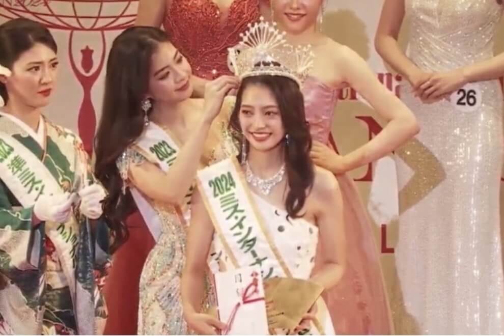 CONTEST：ミスコンテストで優勝者に王冠が授与されている様子